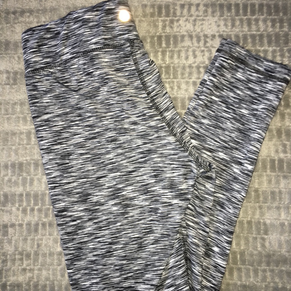 Black and white yoga leggings